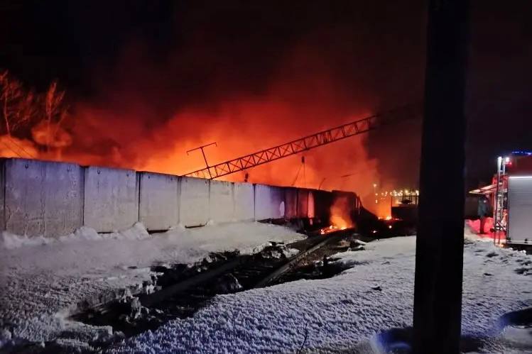 В Мичуринске загорелись 16 цистерн с топливом