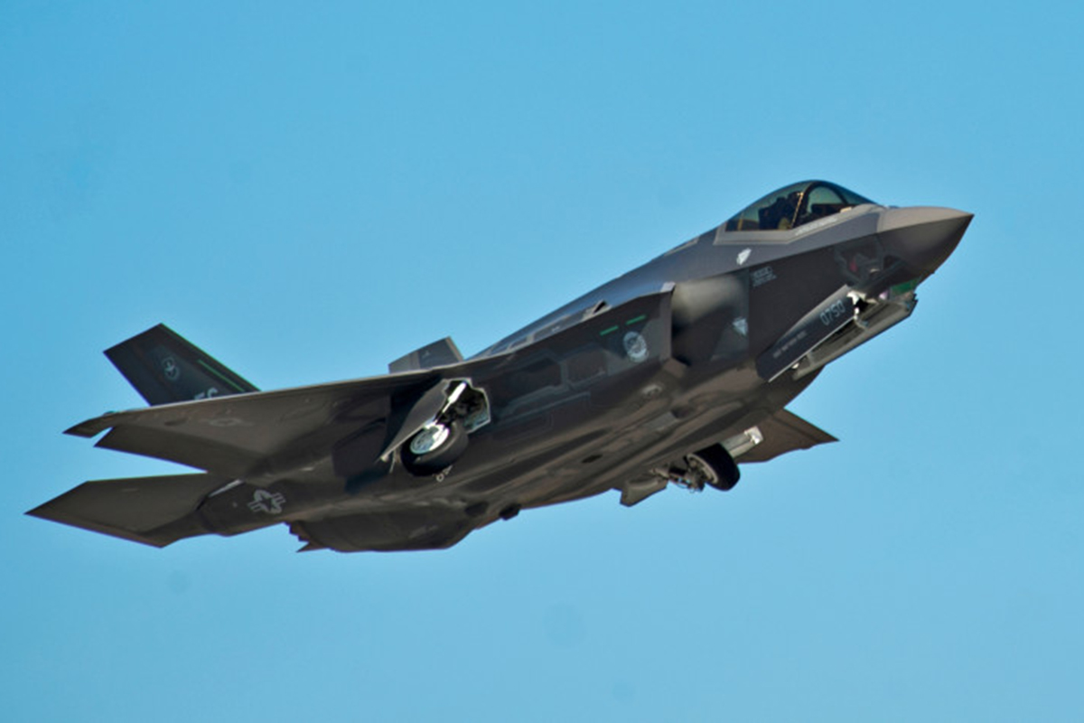 США использовали замаскированный самолёт для удара по наркосудну 