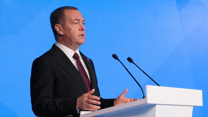 Медведев не исключил применение спецоружия в ответ на атаку резиденции Путина