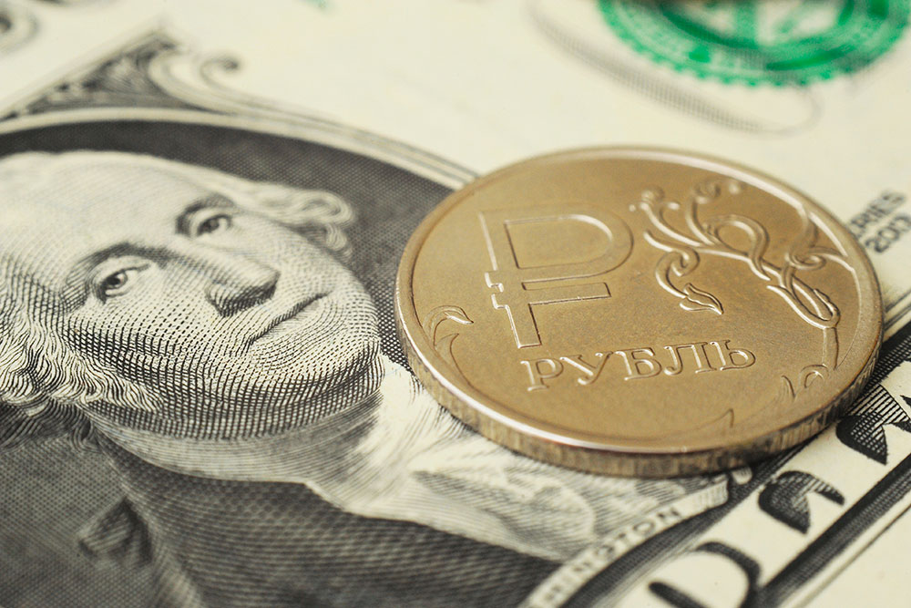 Рубль в октябре стал одной из самых укрепившихся валют