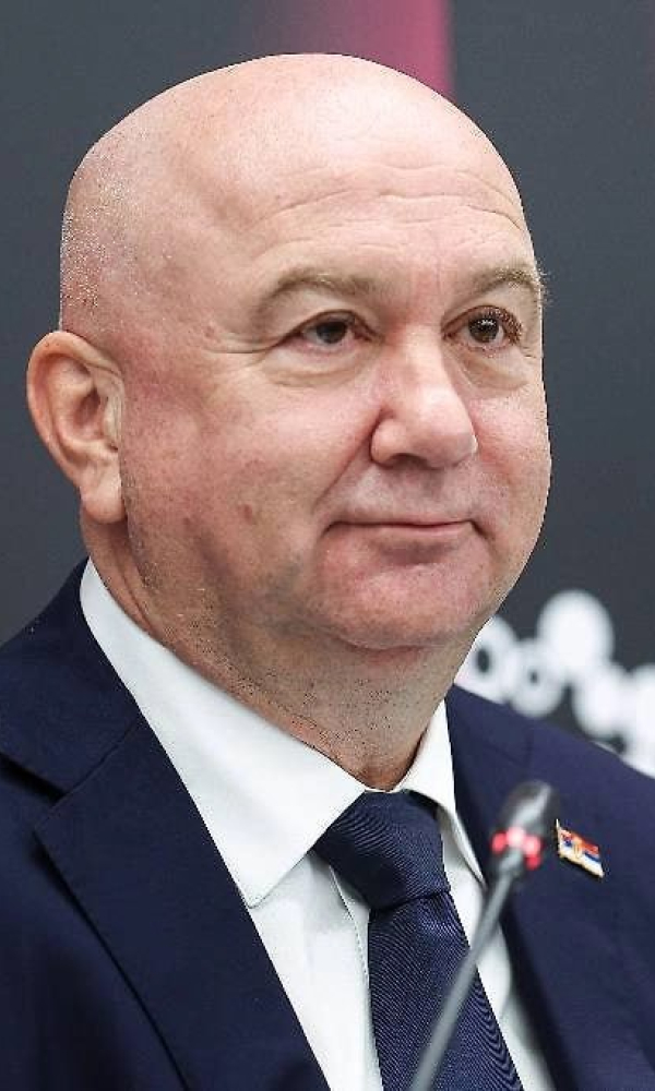 Белград не поддастся давлению и сохранит позицию по санкциям, заявил Попович