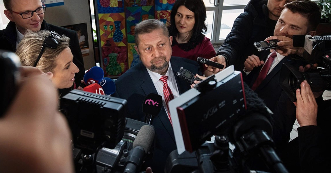 Пеллегрини должен ответить, шантажируют ли его иностранные спецслужбы
