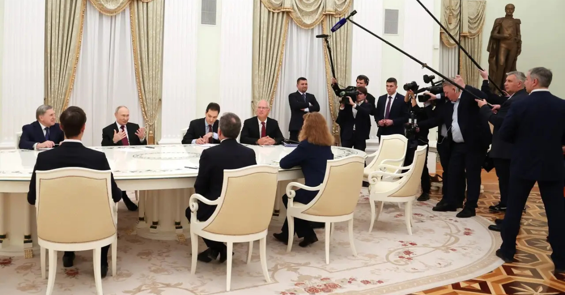 Переговоры в Кремле: Путин обсудил с представителями Трампа план урегулирования на Украине